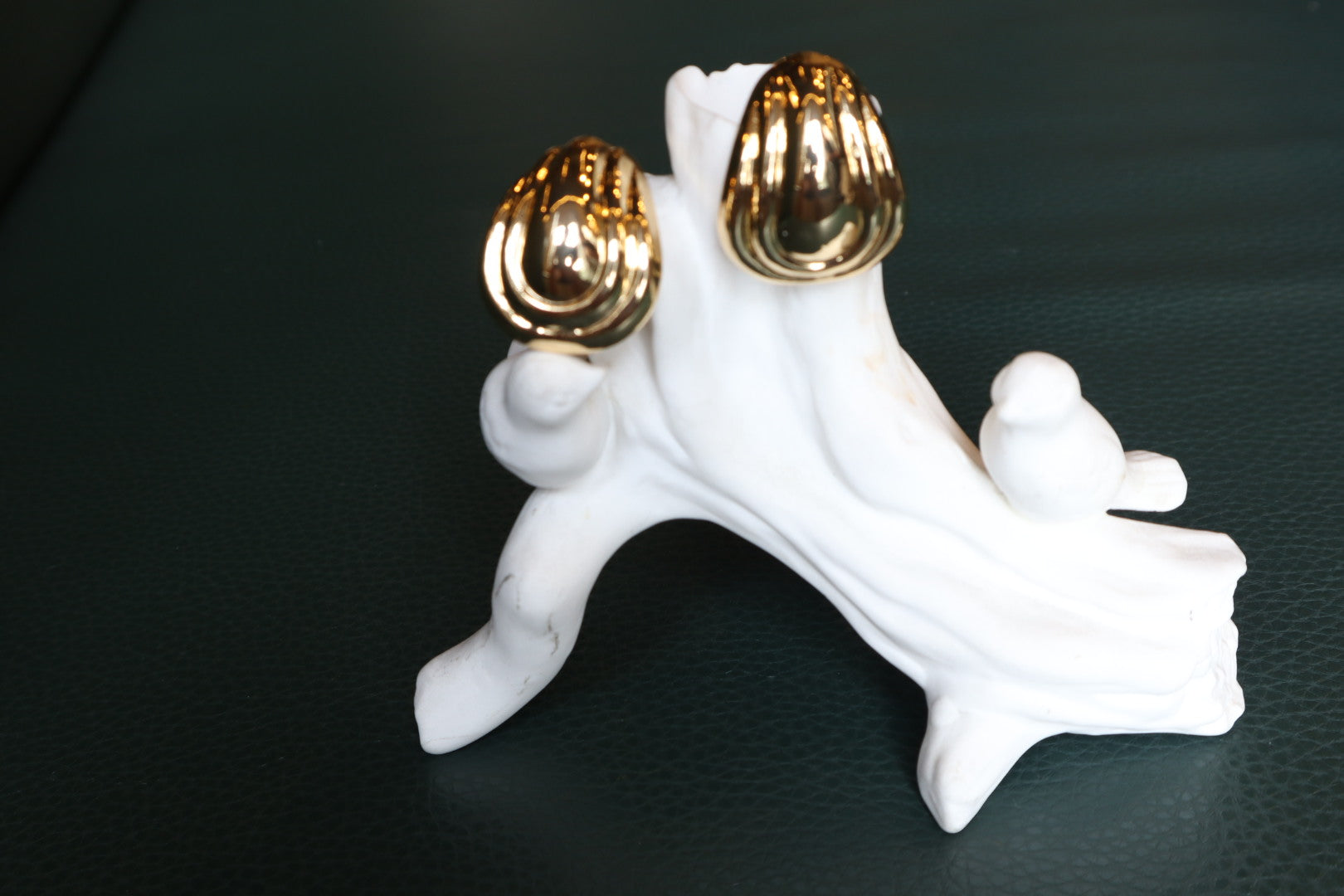 Our 18K gold-filled chunky earrings are a statement of confidence. Experience opulence with every wear.