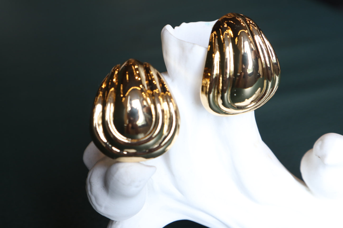 Our 18K gold-filled chunky earrings are a statement of confidence. Experience opulence with every wear.