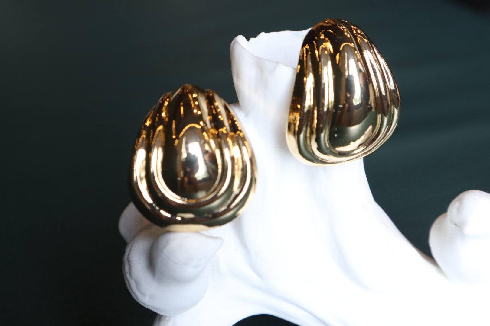 Our 18K gold-filled chunky earrings are a statement of confidence. Experience opulence with every wear.