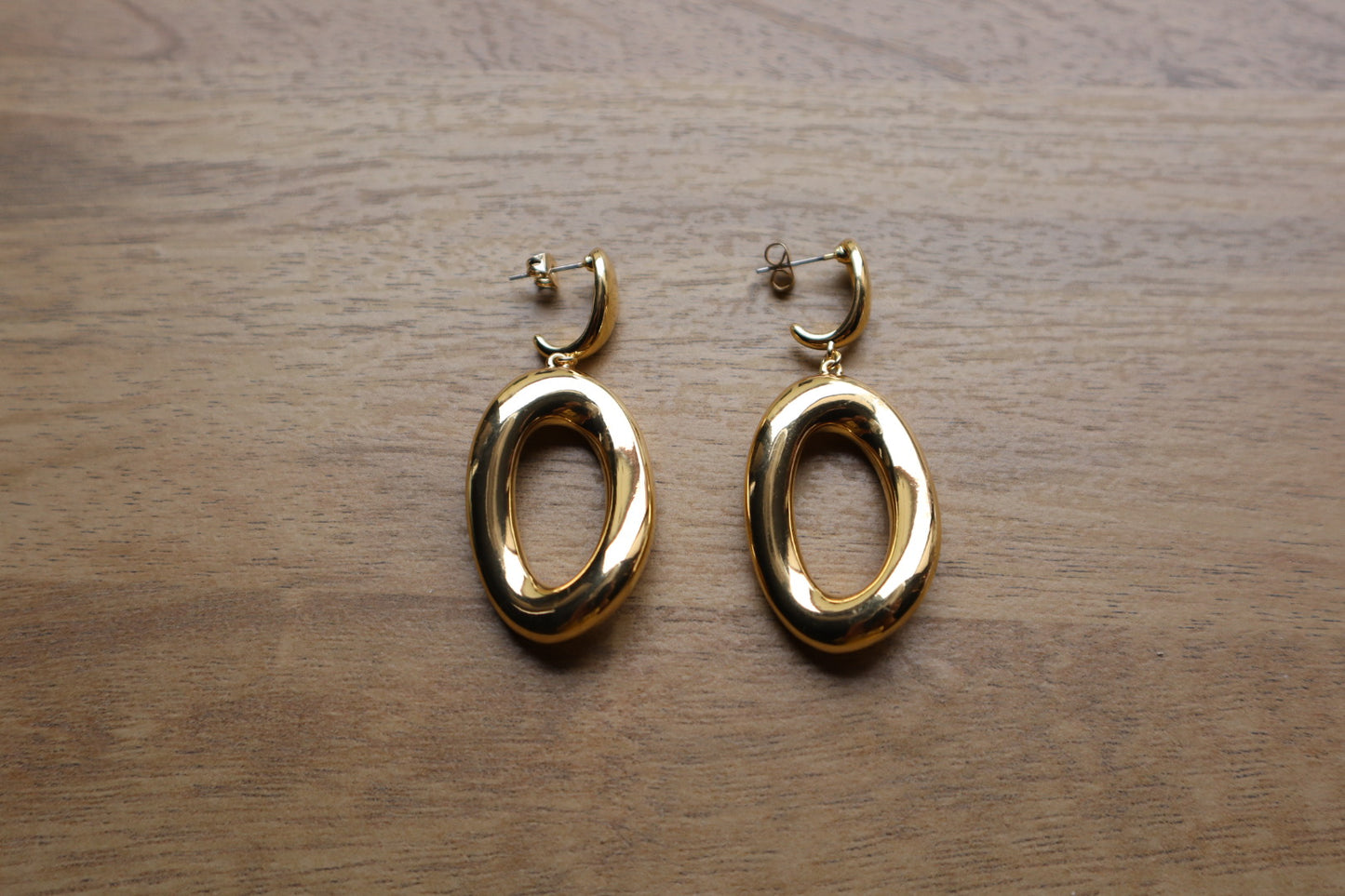 These 18K Gold Filled Thick Distorted Hoop Earrings are a statement piece that will turn heads. The asymmetrical design is both modern and timeless, making them a versatile addition to your jewelry collection.