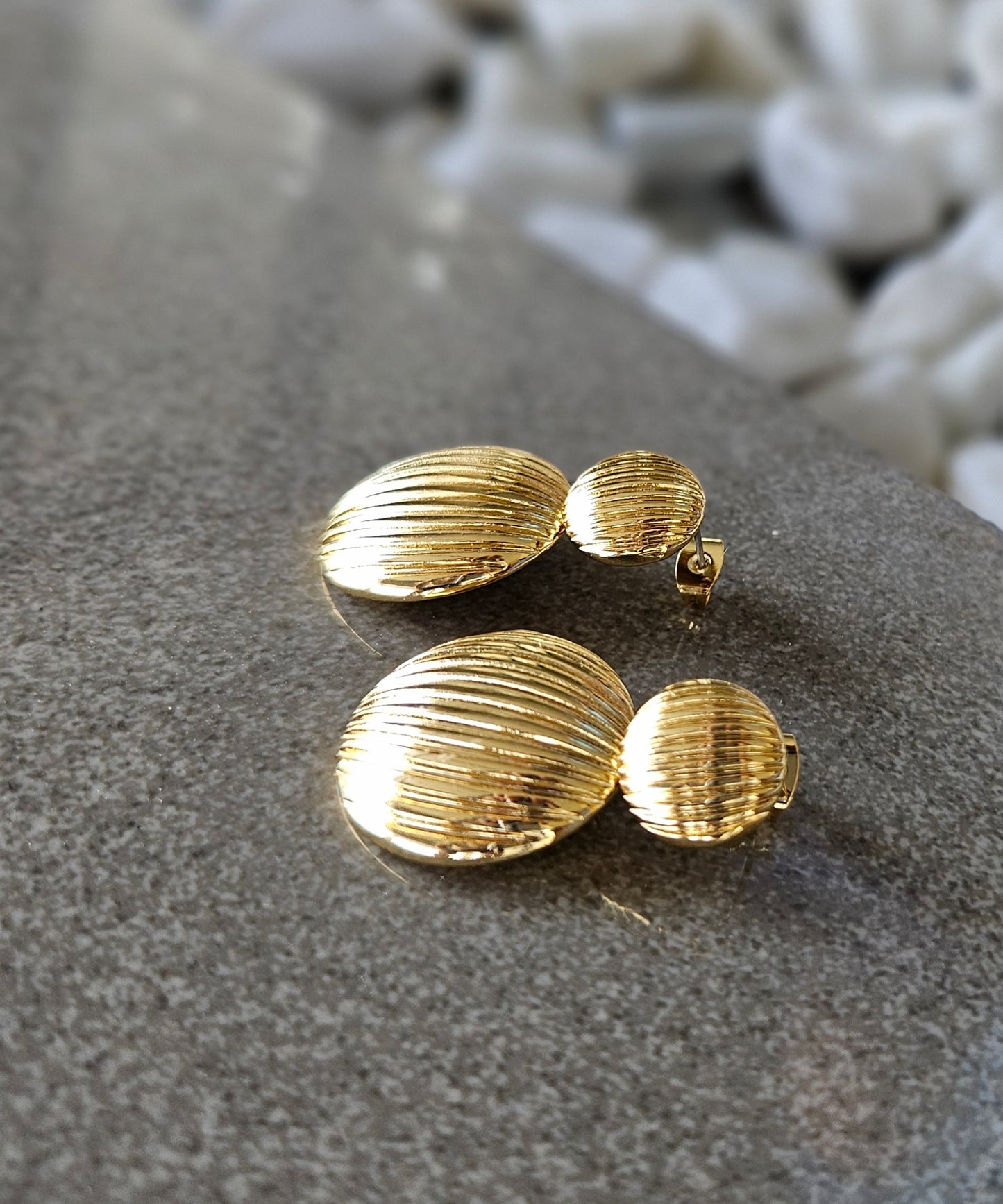 Vintage revival. Our 18K gold-filled retro ridge circle earrings are a stylish nod to classic design.