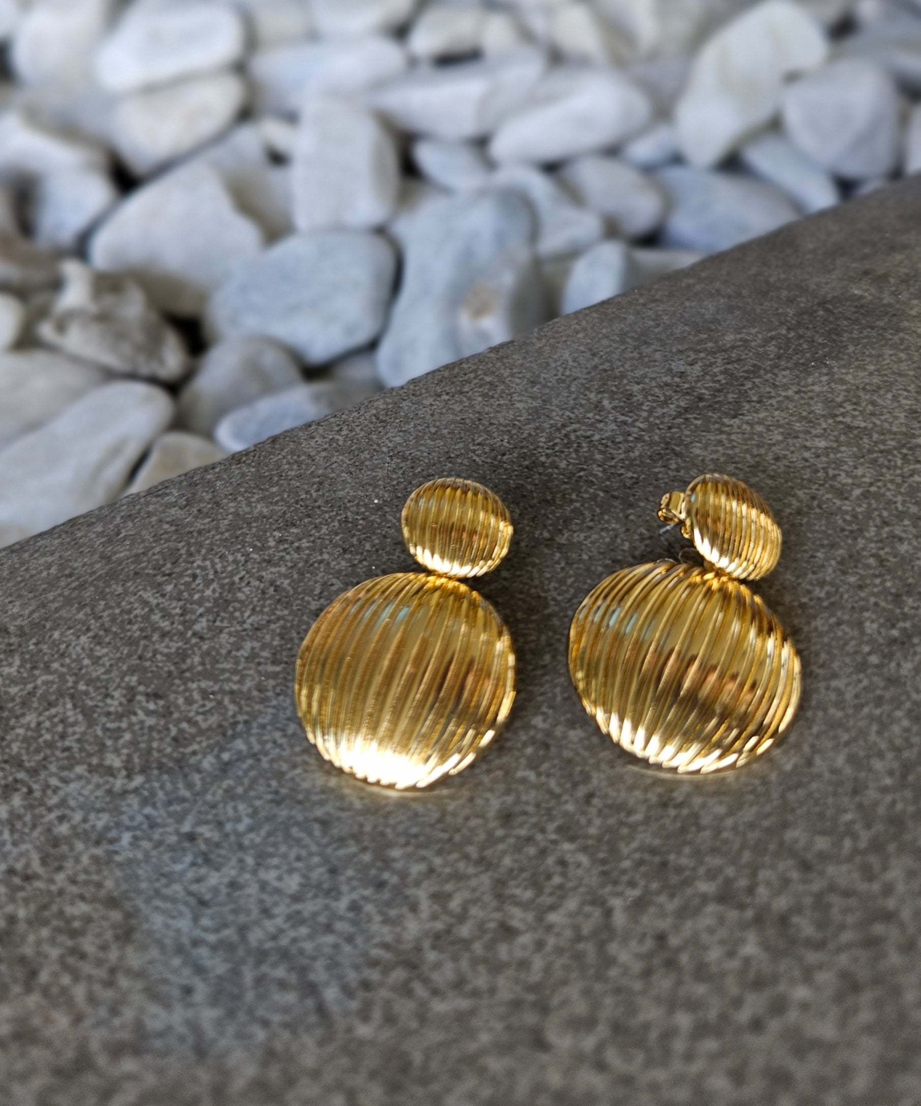 Vintage revival. Our 18K gold-filled retro ridge circle earrings are a stylish nod to classic design.