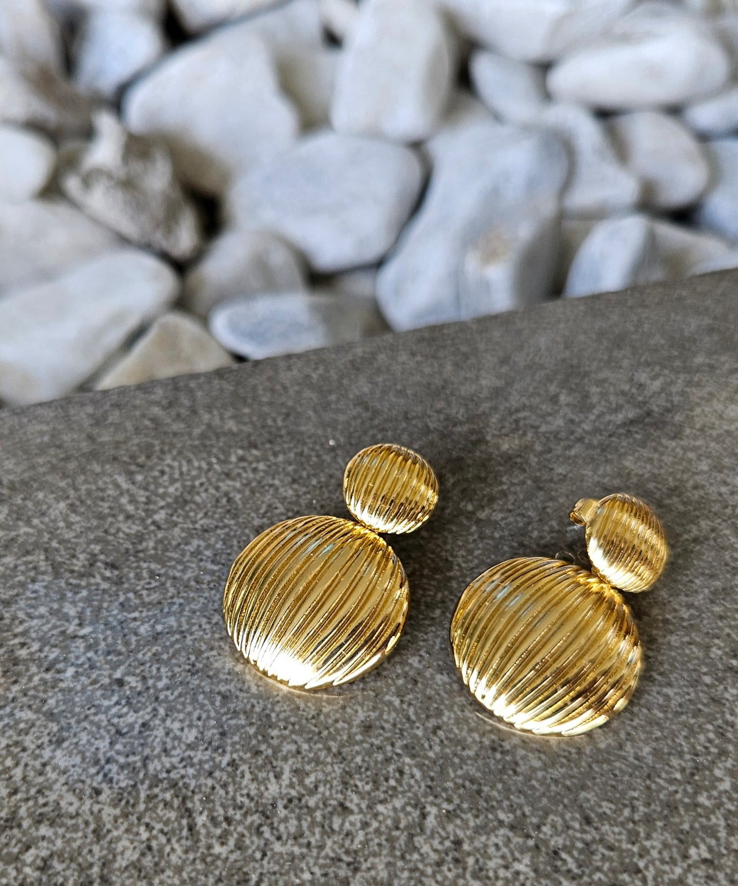 Vintage revival. Our 18K gold-filled retro ridge circle earrings are a stylish nod to classic design.