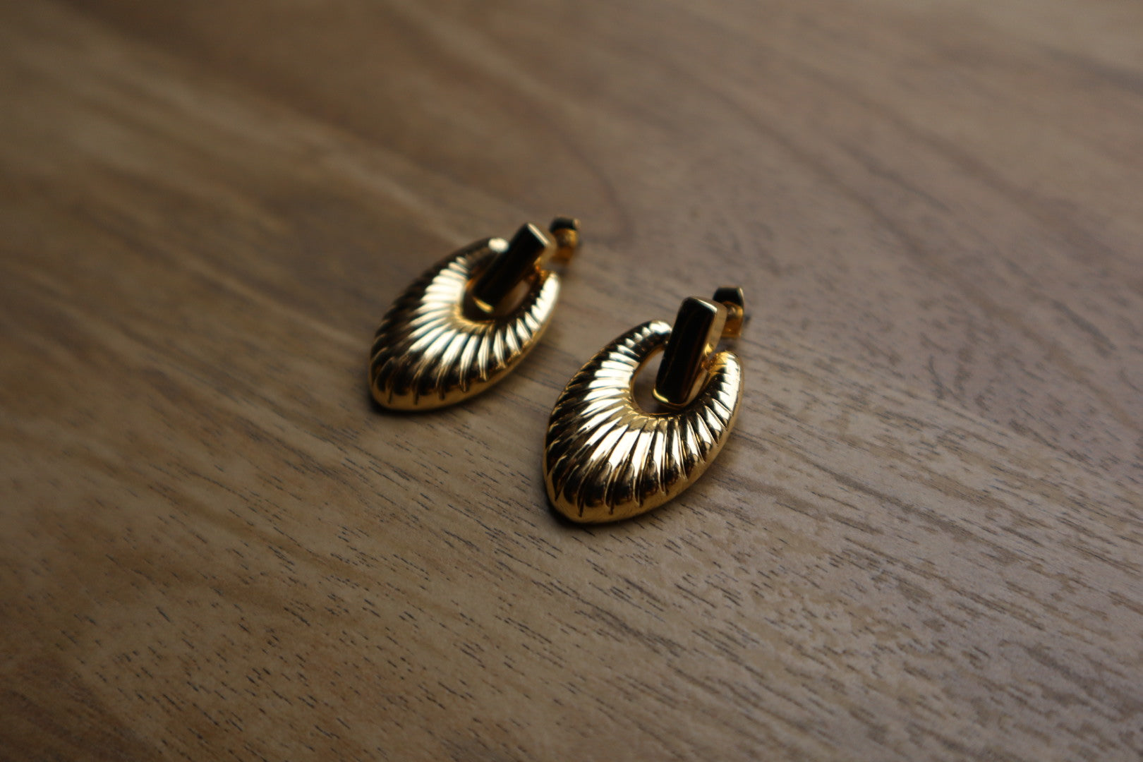 Coastal chic. Our 18K gold-filled shell drop earrings capture the essence of the ocean in luxurious style.