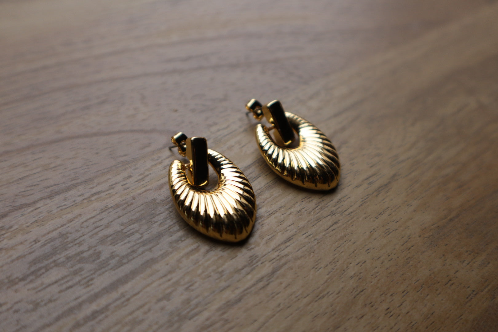 Coastal chic. Our 18K gold-filled shell drop earrings capture the essence of the ocean in luxurious style.