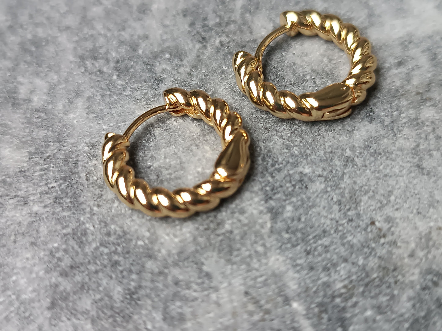 Twisted circle hoops